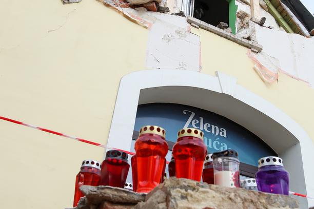 Vijenac i svijeće za sedam žrtava potresa